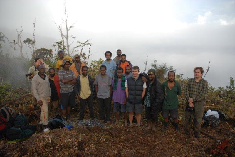 El Dr. Martin Kaonga (delante, a la izquierda) con el resto del equipo de Nakanai en el helipuerto del campamento superior, despejado en un bosque que está lejos de la carretera más cercana. (© Stephen Richards / Conservation International)