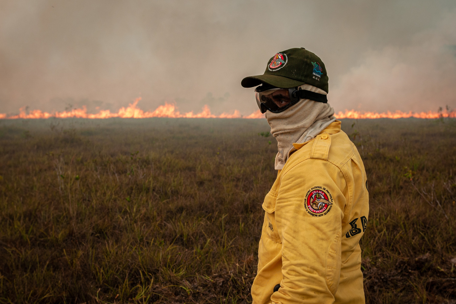 Prevfogo/Ibama officer fighting a fire in the Amazon – Photo: Vinícius Mendonça/Ibama