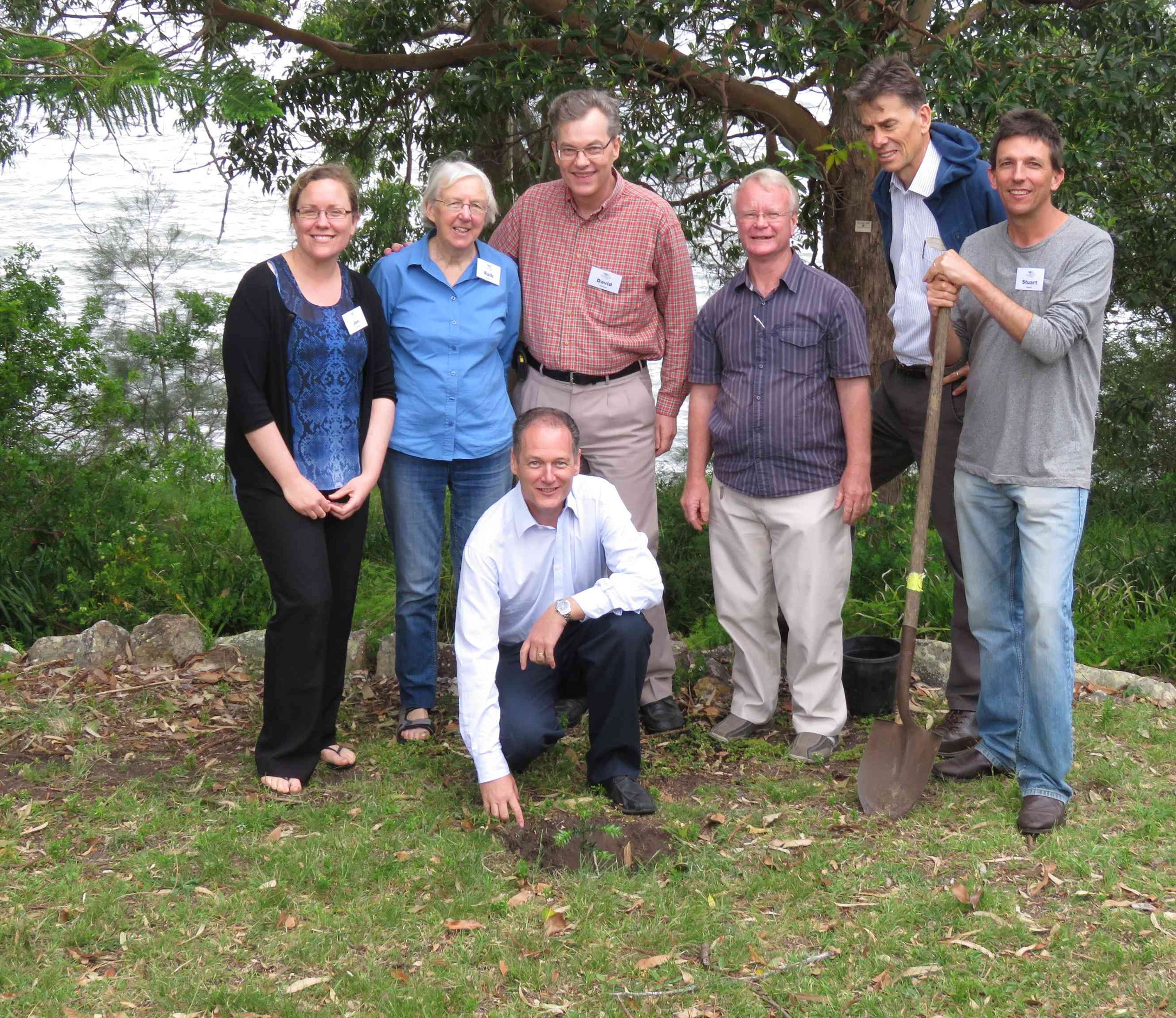Chris Naylor (accroupi, plantant un arbre) au cours de la 1ère réunion nationale à Tahlee en Octobre 2015, avec des membres et des personnes du Conseil d’Administration. A partir de la gauche: Jen Schabel (NSW), Ruth Colman (NSW), David Williams (SA), John Anderson (NSW), Roger Jaensch (QLD), Stuart Blanch (NSW). Administrateurs non présents sur la photo: Sally Shaw (SA), Anna Radkovic (VIC), Philip Hughes (VIC) et Wendy Hoare (SA).