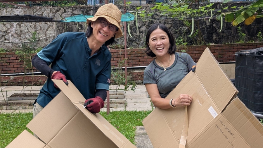 Phillip-Gail-prepare-used-cardboard-for-sheet-mulching-no-dig-garden-beds-at-THH-01-Sep-2025-scaled